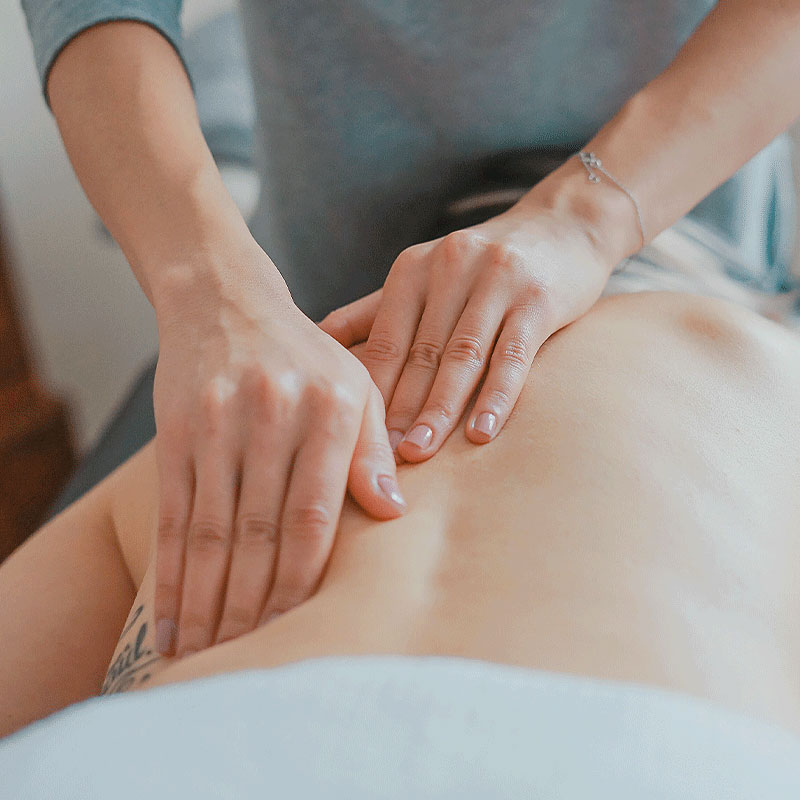 Reiki lösst Blockaden und läss Energie fliessen Nahaufnahme des Rückens einer Person, die massiert wird