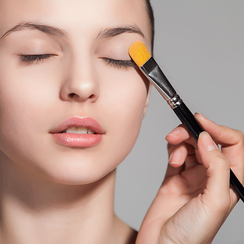 Das passende Make-up für jeden Anlass Nahaufnahme von einem Gesicht einer Frau, die geschminkt wird